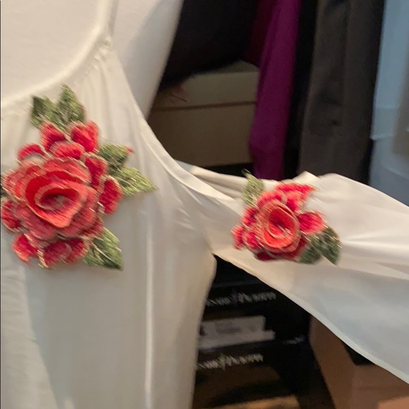 Moda Seta White Top w/ Roses - Picture 2 of 3